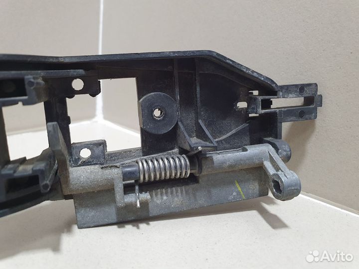 Кронштейн ручки двери задней левой Focus 1