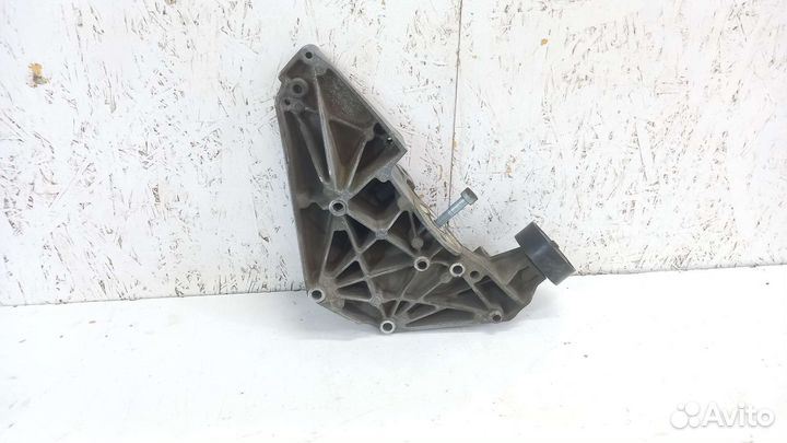 Кронштейн генератора Ford Focus 3