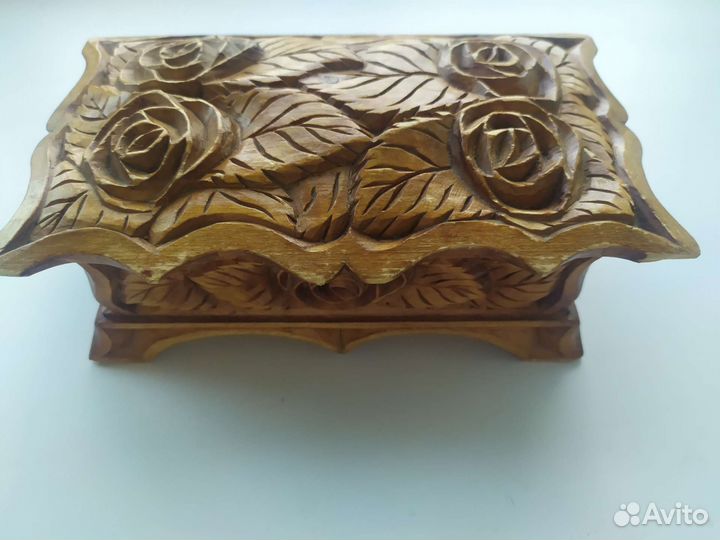 Деревянная шкатулка