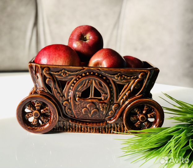 Ваза керамическая резная Карета