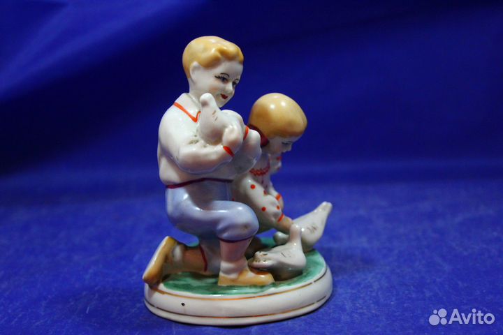 Фарфоровая статуэтка Дети кормят голубей Счастливо