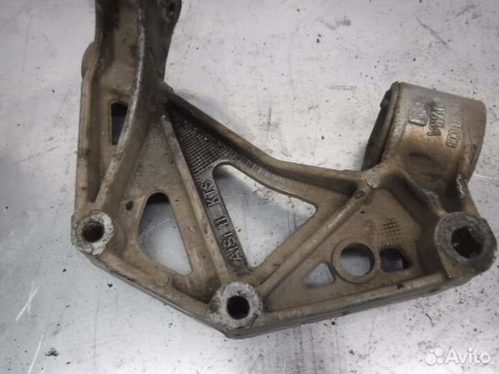 Кронштейн рычага передний правый Volkswagen Polo