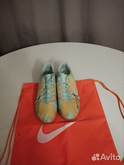 Сороконожки и бутсы nike