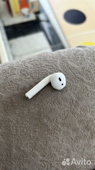Левый наушник airpods (1 поколения) с кейсом
