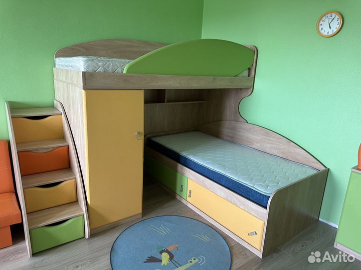 Двухъярусная кровать со шкафом и матрасами