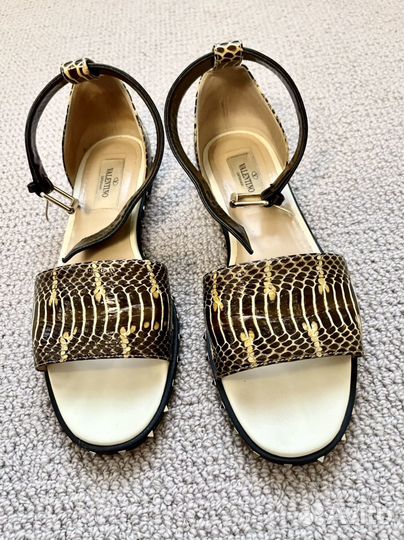 Брендовые босоножки Valentino