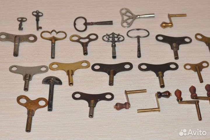 Разные старинные ключи для часов и мебели