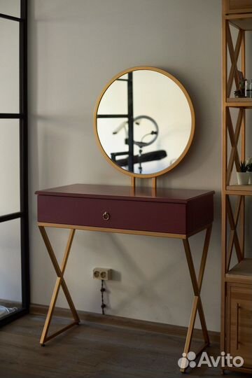 Туалетный столик с зеркалом