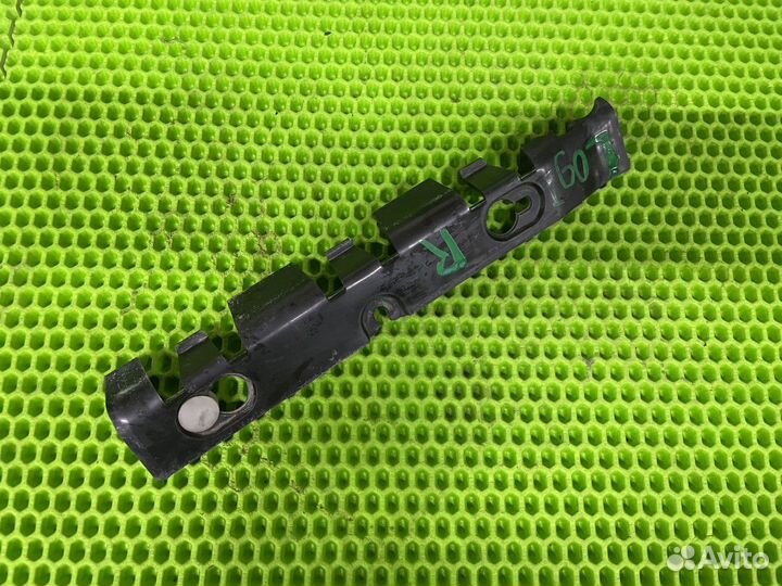 Направляющая заднего бампера правая Renault Logan