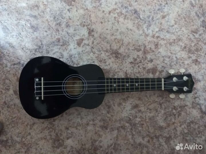 Укулеле новая не тронутая на ней не разу не играли