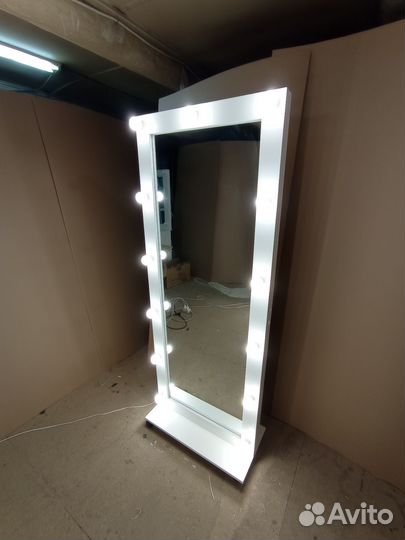 Зеркало напольное с лампами подсветкой