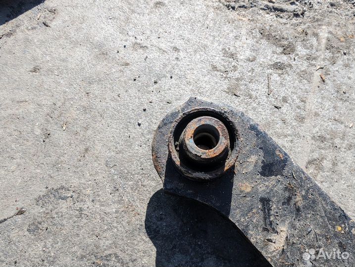 Рычаг Mitsubishi Lancer CS2A 4G15 Лев. Задн