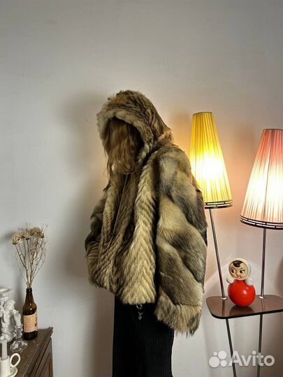 Винтажная шуба с капюшонос из меха волка