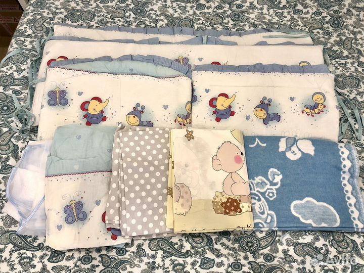 Бортики в кроватку и 3 комплекта постельного