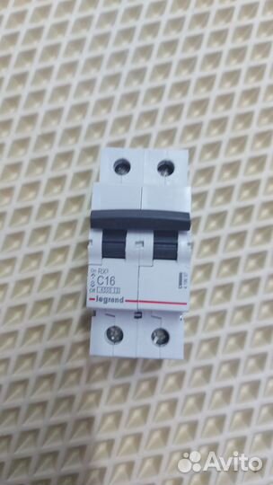 Ч) Автоматический выключатель Legrand C16