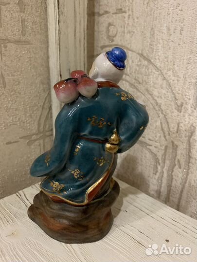 Фарфоровая статуэтка. Китайский старец с персиками