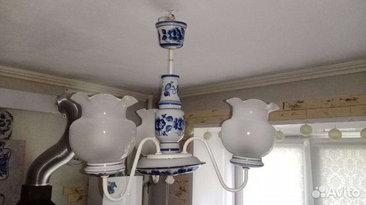 Очаровательная люстра Гжель