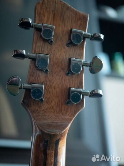 Полномассивная гитара из Красного Дерева