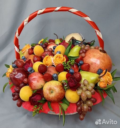 Цветы с фруктами и ягодами в плетёной корзине