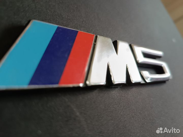 BMW М5 эмблема на капот багажника