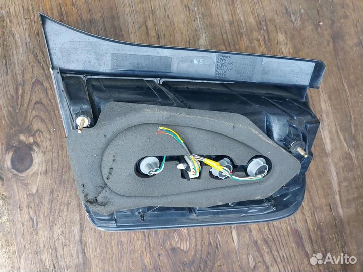 Фонарь задний левый Toyota Prius 2 NHW20