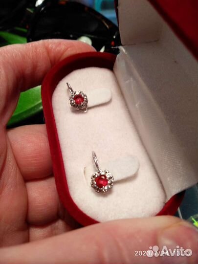 Серебряные серьги с гранатом