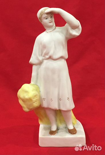 Статуэтка. Бисквит. Колхозница со снопом. СССР