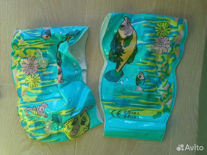 Надувной жилет и лодочка