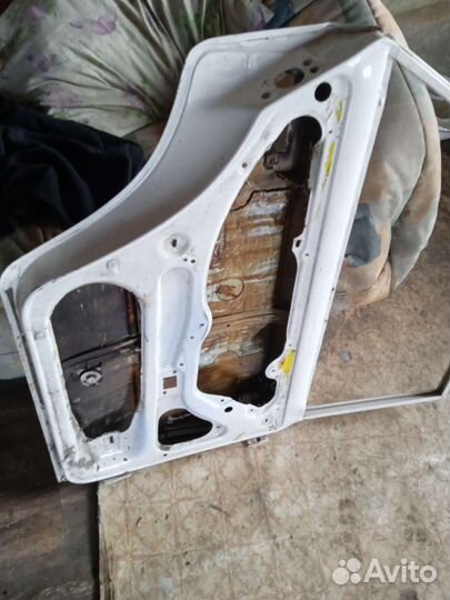 Левая задняя дверь