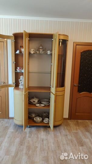 Шкаф витрина