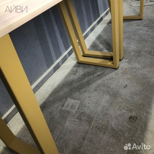 Письменный стол золотой