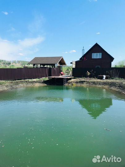 Беседка на берегу озера