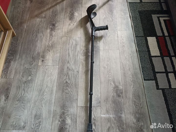 Костыль с опорой под локоть