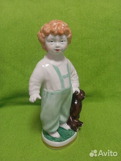 Статуэтка Мальчик с мишкой Лфз