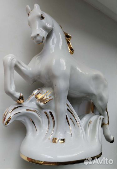 Фарфоровая статуэтка Конь лфз