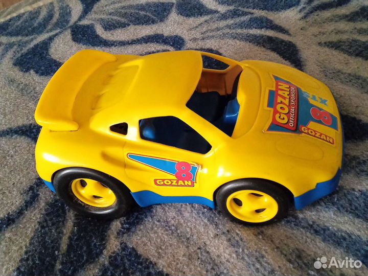 Гоночный автомобиль и самосвал