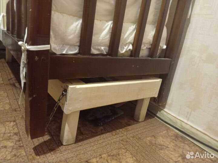 Детская кроватка с маятником