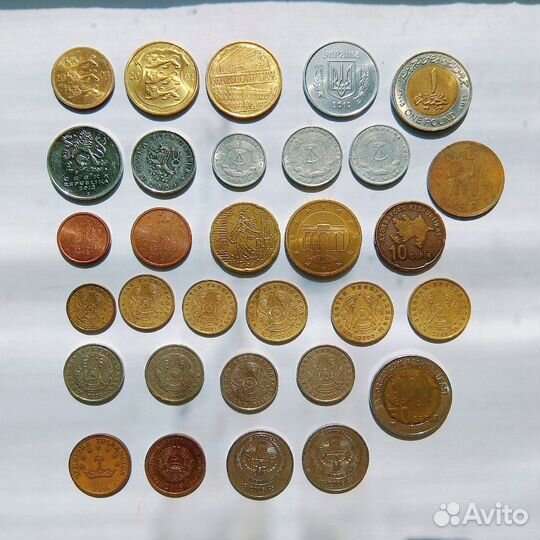 Монеты разных стран в ассортименте