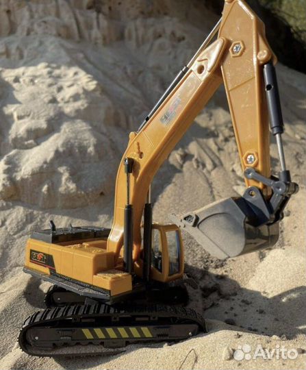 Экскаватор на пульте управления детский