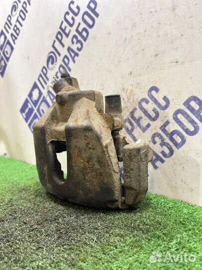 Суппорт передний правый Ford Focus 2 седан 1.6