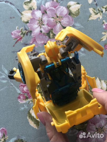 Трансформер бамблби hasbro