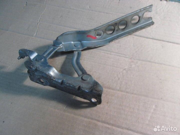 Петля капота левая Skoda Octavia A5 2004-2013