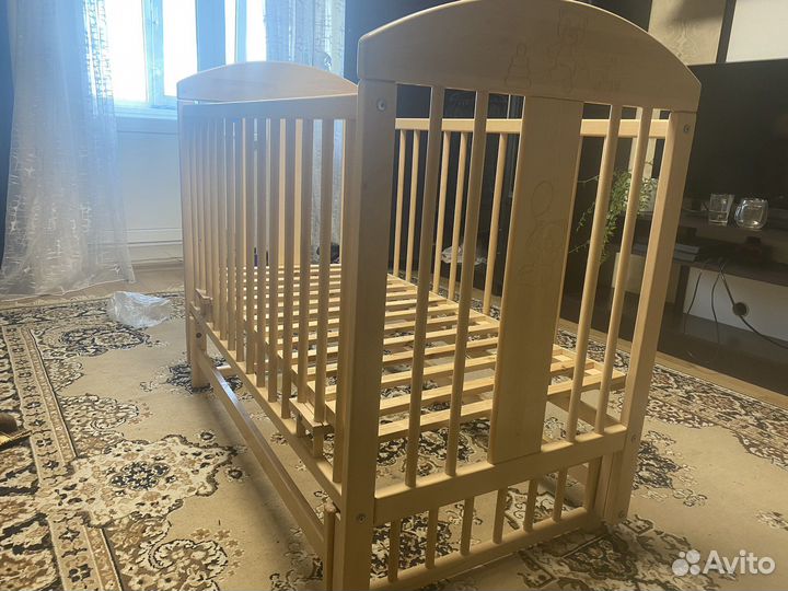 Детская кроватка с поперечным маятником