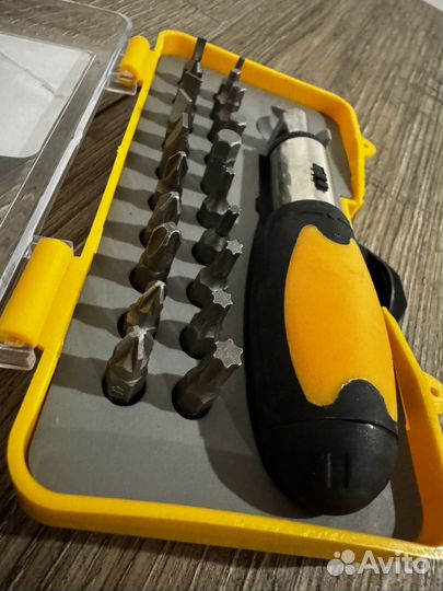 Отвертка с набором бит