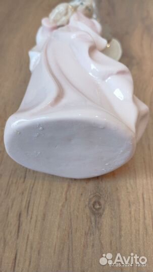 Фарфоровая статуэтка девушки с голубем