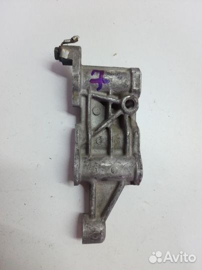 Кронштейн опоры двигателя правый Toyota Camry