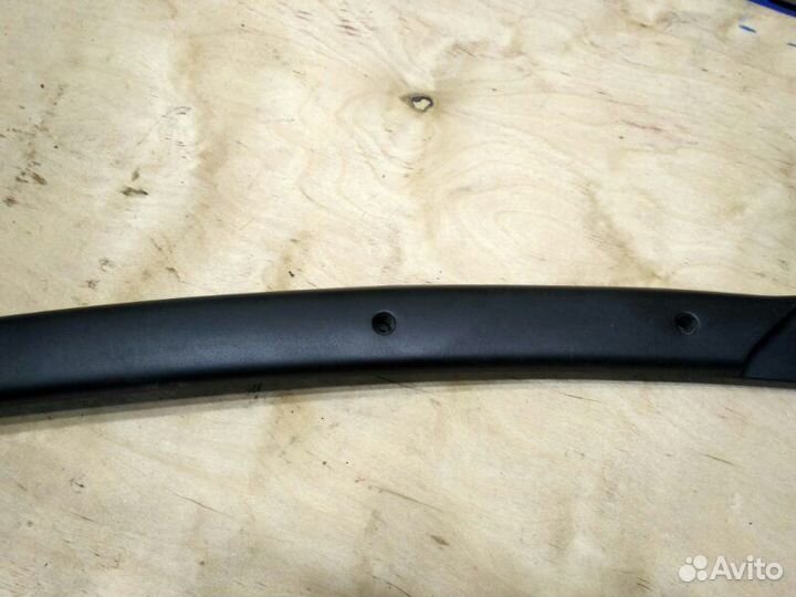 Накладка петли багажника левая Porsche Cayenne 4.5