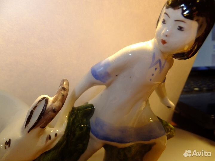 Фарфоровая статуэтка Девушка с козой СССР