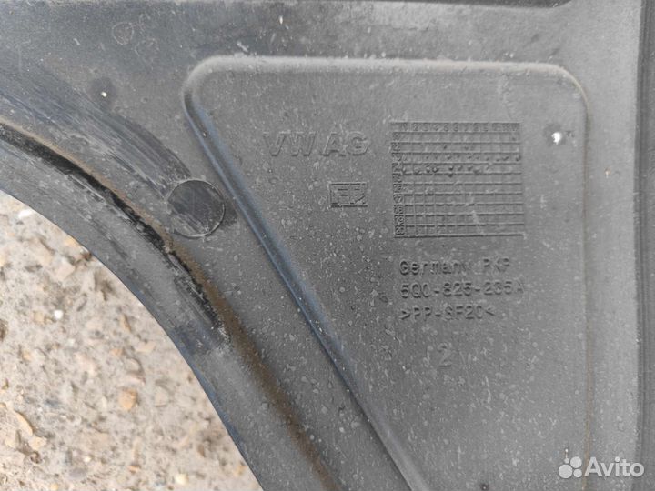 Пыльник двигателя Шкода а7