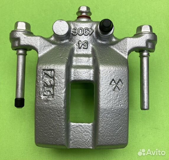 Nissan Infiniti задний тормозной суппорт